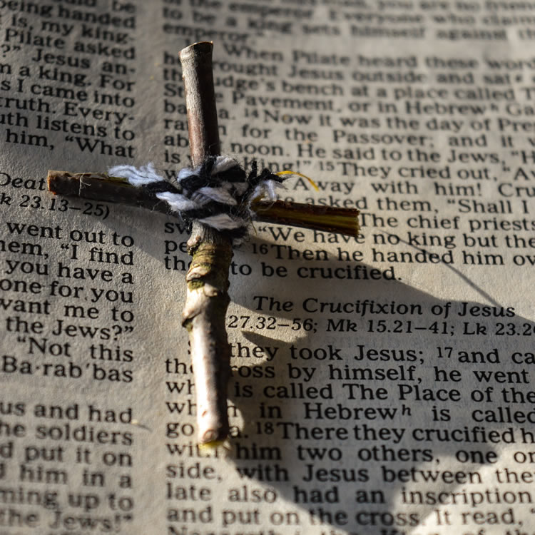 Photo d'une croix sur une bible ouverture