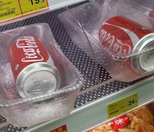 Photo d'un canette de Coca-Cola dans un emballage plastique en vente dans un magasin