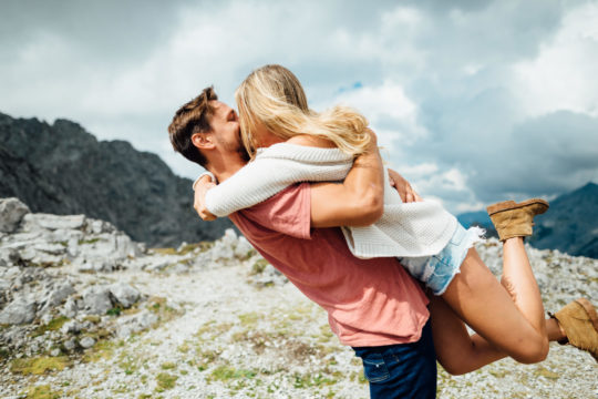 Photo d'un homme et d'une femme s'embrassant