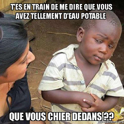 Photo d'un enfant africain disant à une femme blanche "T'es en train de me dire que vous avez tellement d'eau potable que vous chiez dedans ?"