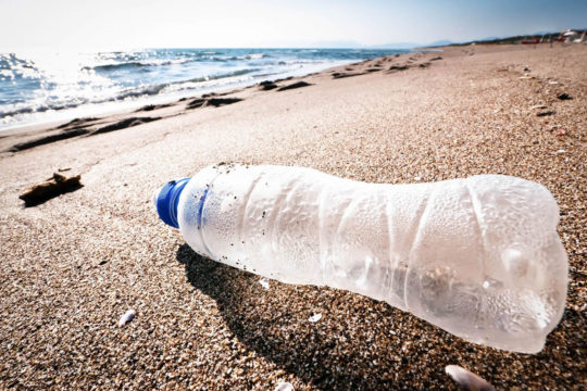 Bouteille en plastique échouée sur une plage